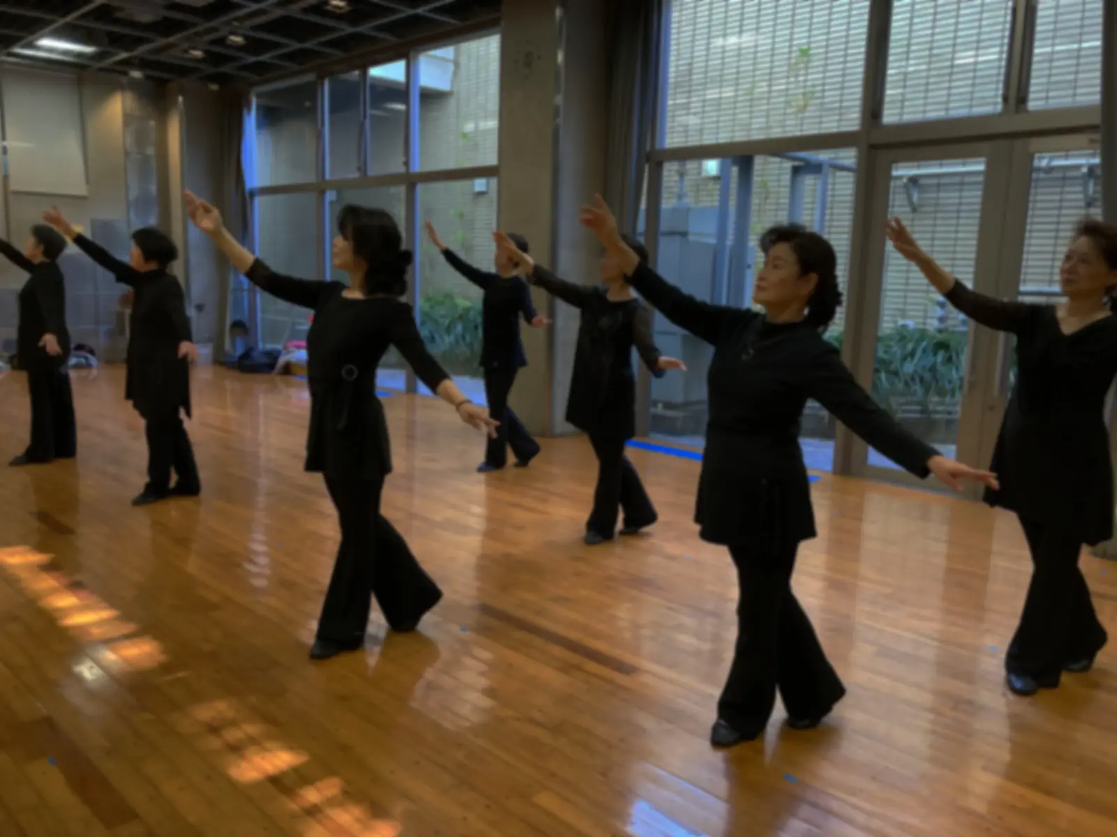 手話ダンスを練習している会員たち